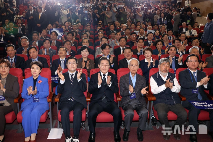 앞줄 왼쪽부터 정은경, 강금실 총괄선거대책위원장, 박찬대(당대표 직무대행 겸 원내대표) 상임총괄선거대책위원장, 이재명 대선 후보, 윤여준 상임총괄선거대책위원장, 김동명, 김부겸, 총괄선거대책위원장. / 뉴시스