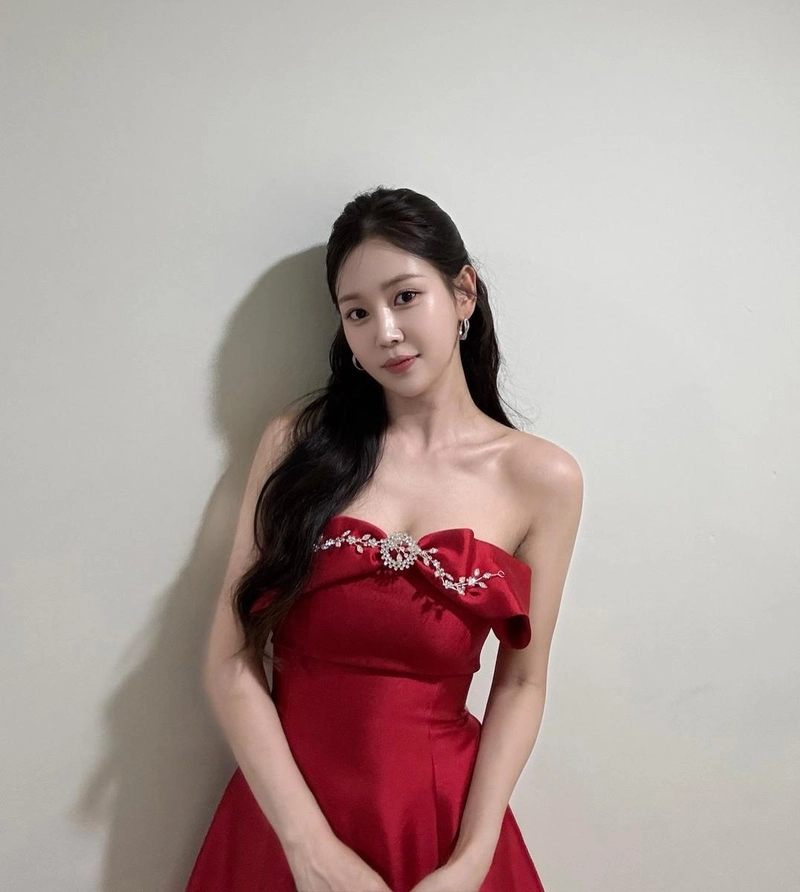 “잔잔한 미소, 붉은 드레스로”…강예슬, 고요한 여름 오후→우아함 압도 / 가수, 배우 강예슬 인스타그램