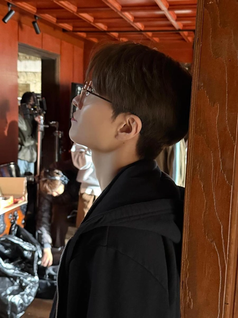 “고요한 응시, 깊은 시선”…영재, 여름 오후→사색적 무드 폭발 / 갓세븐 영재 인스타그램