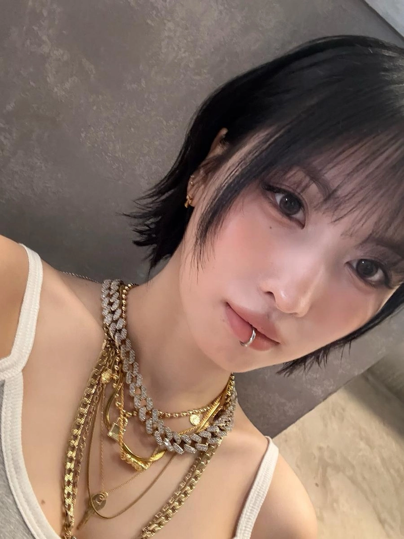 “짙은 여름의 질감”…모모, 몽환적 시선→파격 매력 폭발 / 걸그룹 트와이스 모모 인스타그램