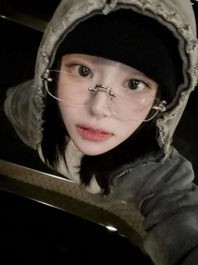 “낯선 밤거리, 시선을 머무르게”…쵸단, 후드 속 고요함→독보적 분위기 / 걸그룹 QWER 쵸단 인스타그램