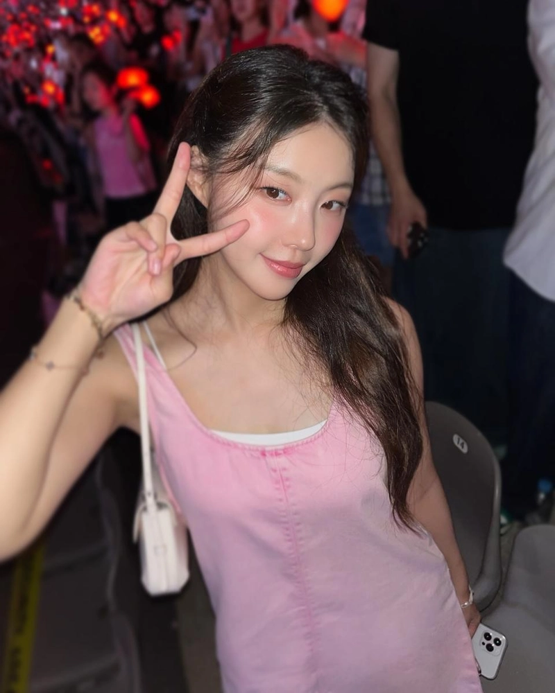 “설렘이 번진 여름밤”…정유진, 핑크빛 무드→청순 미소로 압도 / 솔로지옥4 출연자 모델 정유진 인스타그램