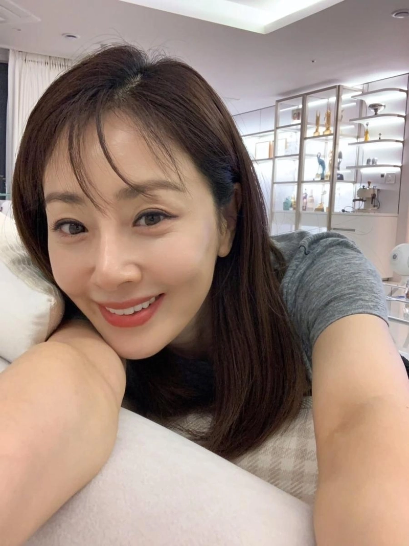 “뭔가 꽁으로 얻은 휴가 같네”…오나라, 여름 저녁 평온→소파 위 미소 / 배우 오나라 인스타그램