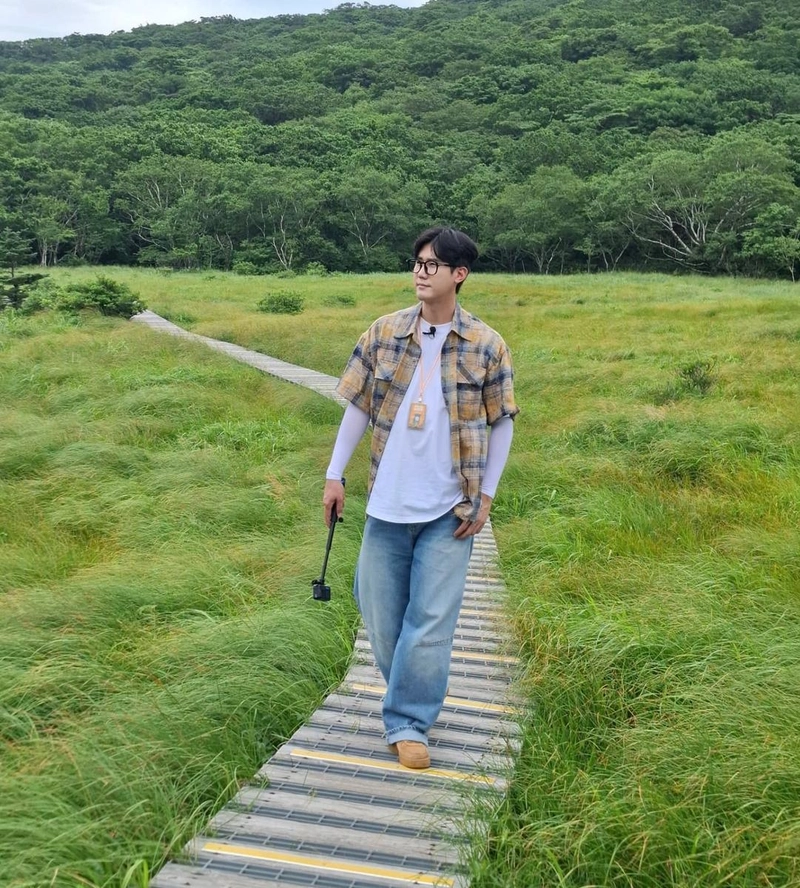 “용의 기운을 받고 싶었죠”…신성, 초록빛 산책로에서→자연과의 조우 / 가수 신성 인스타그램