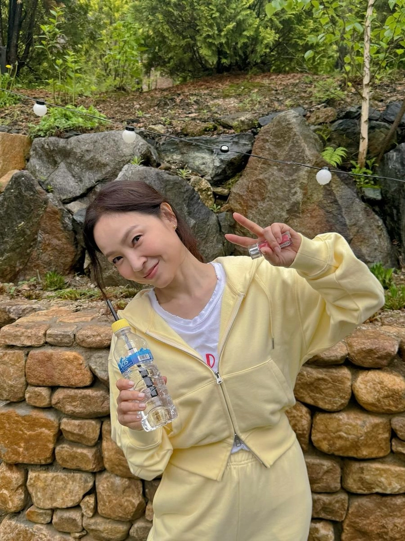 “여름 오후의 싱그러움”…왁스, 편안한 미소→청량 일상 인증 / 가수 왁스 인스타그램