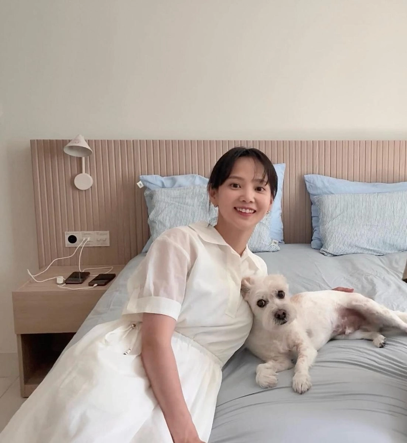 “한주요약”…윤승아, 티 없이 맑은 미소→반려견과 여름 휴식 / 배우 윤승아 인스타그램