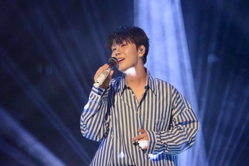 “가위 바위 보”…박장현, 여름밤 무대 위에서→빛으로 채운 감성 / 가수 박장현 인스타그램
