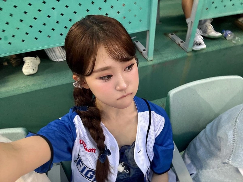 “야구장 설렘에 잠기다”…김다현, 차분한 시선→여름 한가운데의 청량 / 가수 김다현 인스타그램