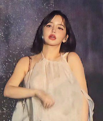 “박봄, 짙은 여운 속 다시 빛나다”…박봄, 몽환적 시선→깊어진 무대의 순간 / 걸그룹 2NE1 박봄 인스타그램