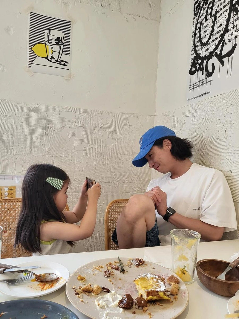 “아이 눈빛에 잠시 멈춘 하루”…이태영, 여름 오후→따스한 교감의 순간 / 배우 이태영 인스타그램