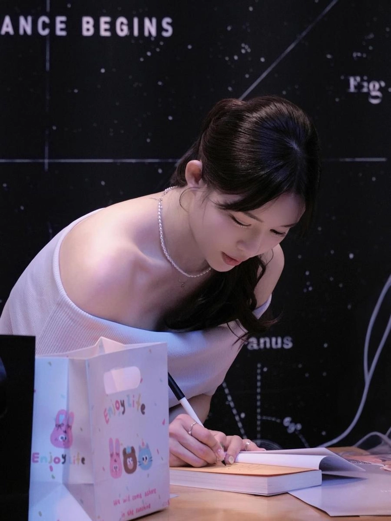 “진진피플이 담아낸 순간”…김진아, 따스한 감사→여름밤 사인회 속 미소 / 너의 연애 출연자 김진아 인스타그램