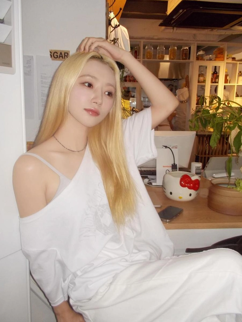 “흑백 데이트”…수아, 여름밤의 몽환→청초한 눈빛 유발 / 걸그룹 드림캐쳐 수아 인스타그램