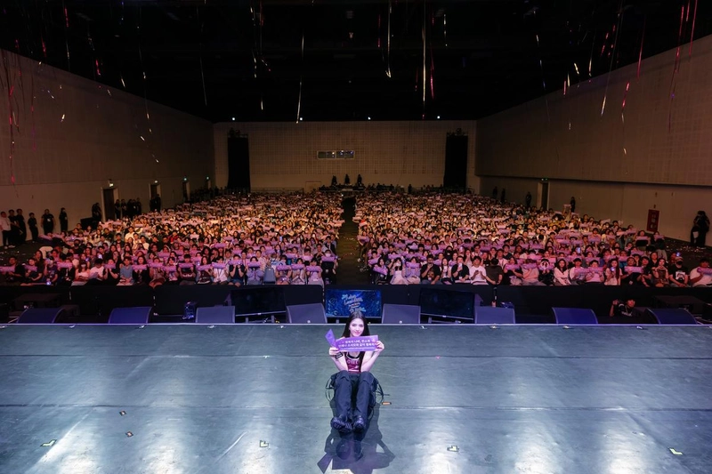 “팔색조 무대와 눈물”…한소희, ‘Xohee Loved Ones’ 방콕 팬미팅→월드투어로 사랑 물결 / 9아토엔터테인먼트