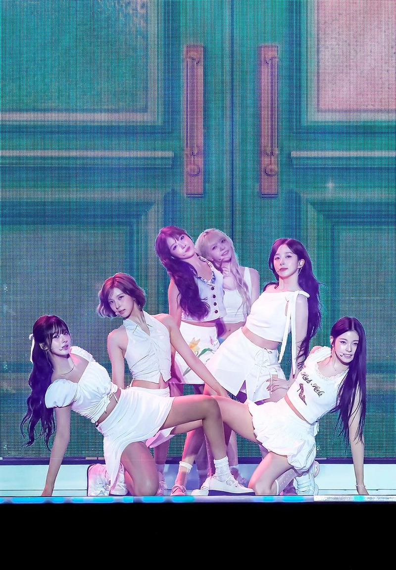“첫 콘서트 기대감 폭발”…NMIXX, ‘NSWER VACATION’서 팬들과 여름맞이→11월 대형 무대 예약