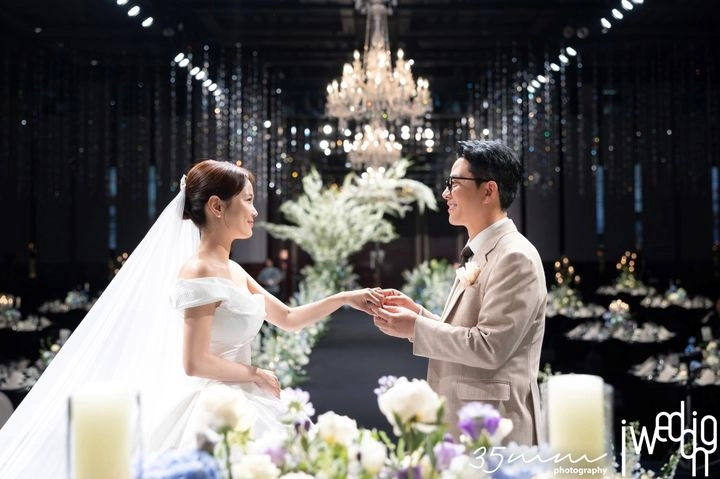 “웃음으로 시작한 약속”…김준호·김지민, 결혼식 사진 속 유쾌한 순간→연예계 축하 물결