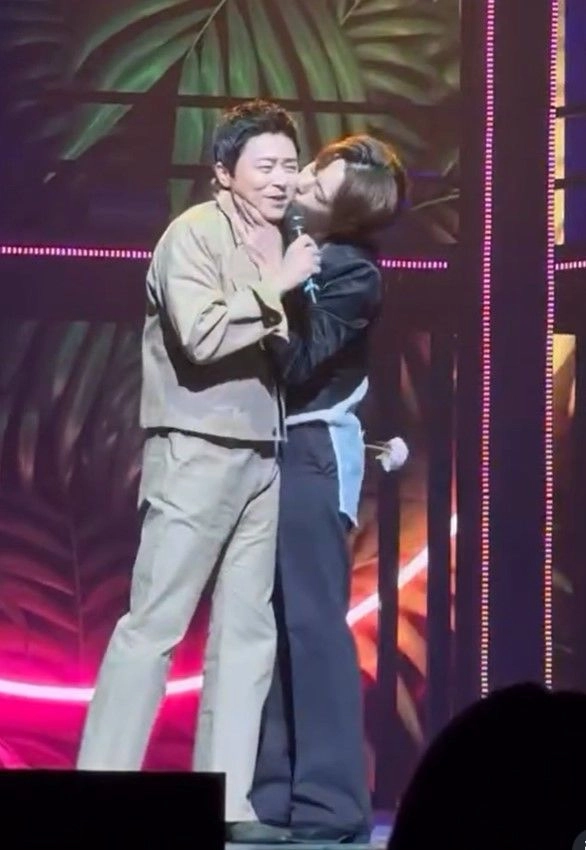 “세븐·조정석, 무대 위 볼 뽀뽀로 뭉쳤다”→‘드림하이’ 우정 폭발한 순간