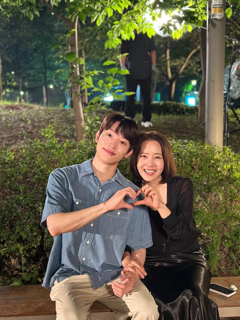 “눈물 뒤엔 따뜻함”…강경헌·김현욱, ‘여왕의 집’ 촬영장에서 현실 모자 케미→시청자 기대 집중 / 마스크스튜디오