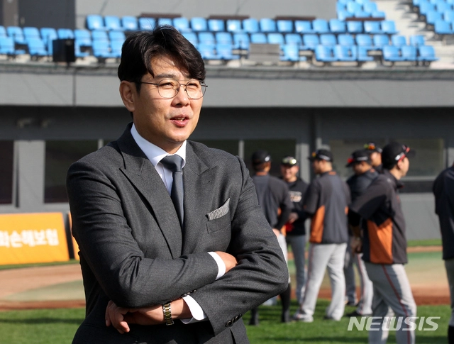 “정민철·한명재, ‘최강야구’ 새 중계진으로 투입→이종범 체제 돋보여”