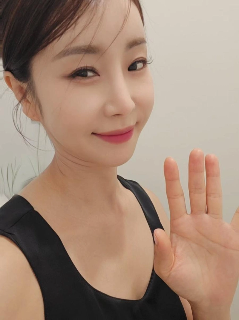 “좋은 아침입니다”…한다감, 은은한 미소→여름 기운 속 인사 / 배우 한다감 인스타그램