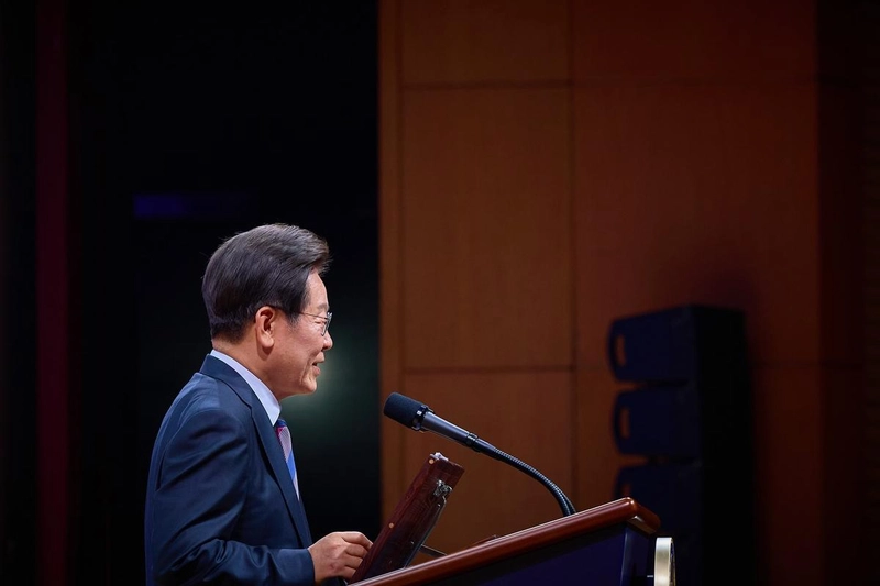 “더 많은 민주주의”…이재명, 여름의 회담장에서 전율 전했다 / 정치인 이재명 인스타그램