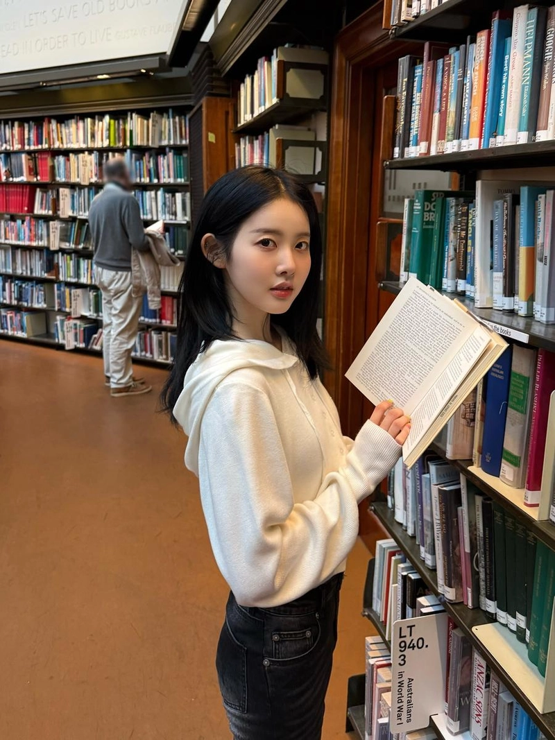 “완벽한 평범함을 기억하며”…시은, 멜버른 도서관→고요한 청춘의 순간 / 스테이씨 시은 인스타그램