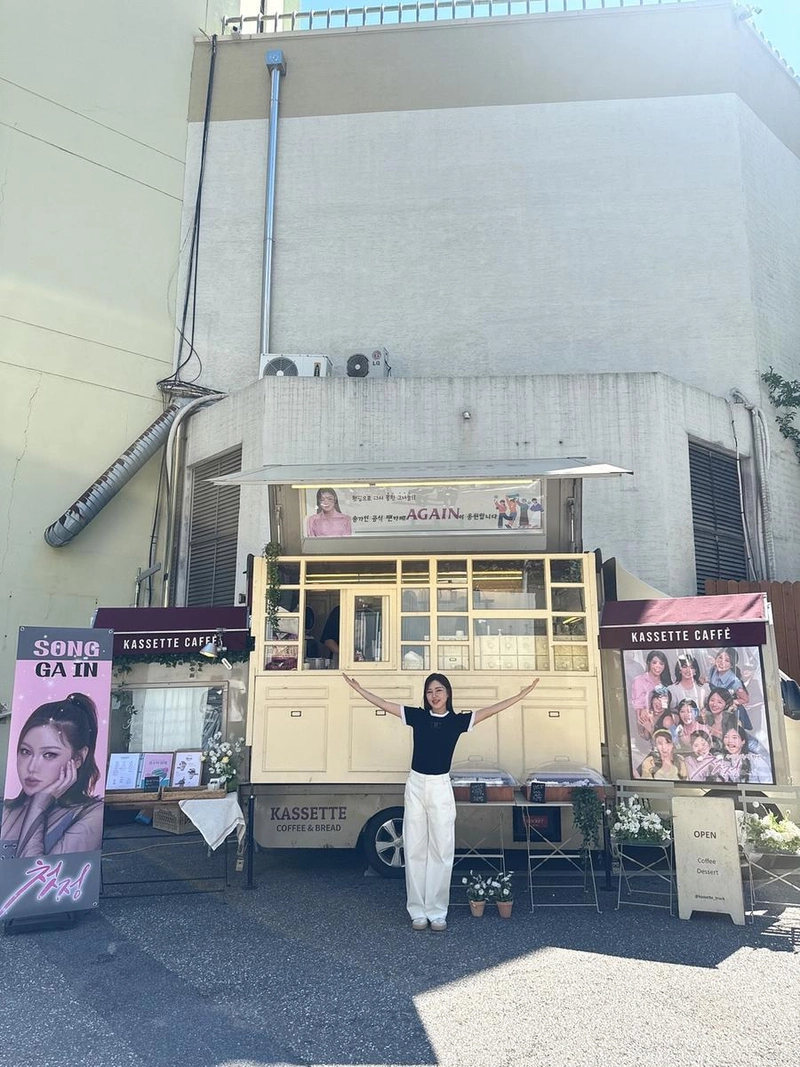 “사랑하는 우리 어게인”…송가인, 여름 햇살 아래 감동→팬사랑 폭발 현장 / 가수 송가인 인스타그램
