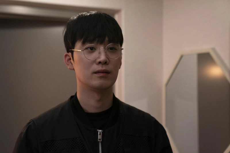“정체불명 안경의 미스터리”…이가섭, ‘S라인’서 서늘한 존재감→서사 중심 이끈다 / 웨이브