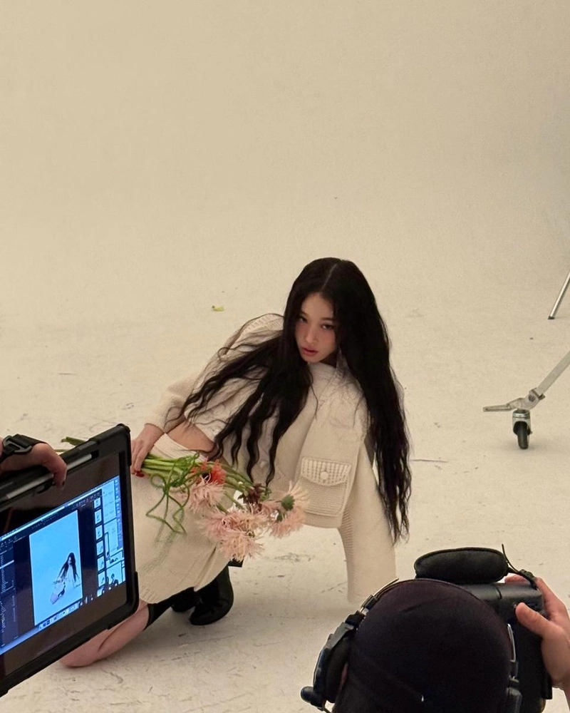 “차분함에 깃든 묘한 긴장”…애니, 플라워 무드→몽환적 아우라 / 가수 애니(문서윤) 인스타그램