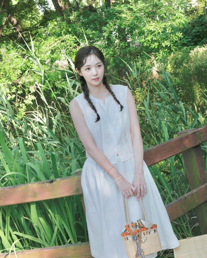 “여름 풀잎처럼 청량하게”…채수빈, 푸른빛 속→순수미 폭발 / 배우 채수빈 인스타그램