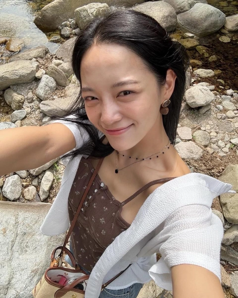 “맑은 미소 가득한 여름”…김세정, 청량한 한낮→계곡 셀카로 전한 설렘 / 걸그룹 아이오아이 김세정 인스타그램