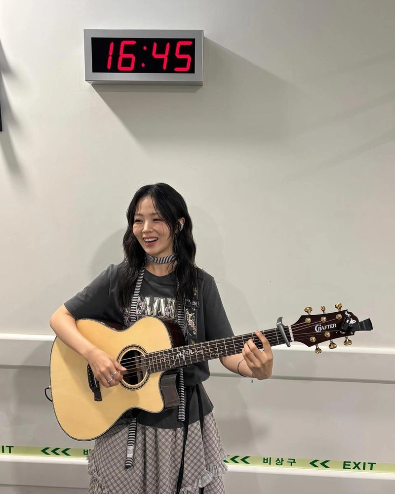 “밤잠 설친 이유”…HYNN, 기타 품은 순간→여운의 무대 뒷모습 / 가수 HYNN(박혜원) 인스타그램