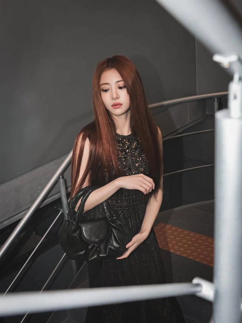 “고요한 시선 속 깊어진 무드”…허윤진, 압도적 존재감→시선 강탈 / 걸그룹 르세라핌 허윤진 인스타그램
