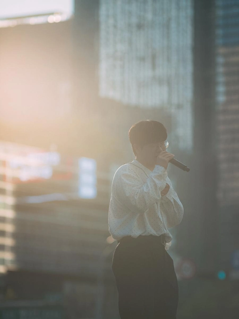 “시원한 바람 불어와서 행복했어요”…안녕, 한여름 강남 무대→빛 속 노래 울림 / 가수 #안녕 인스타그램