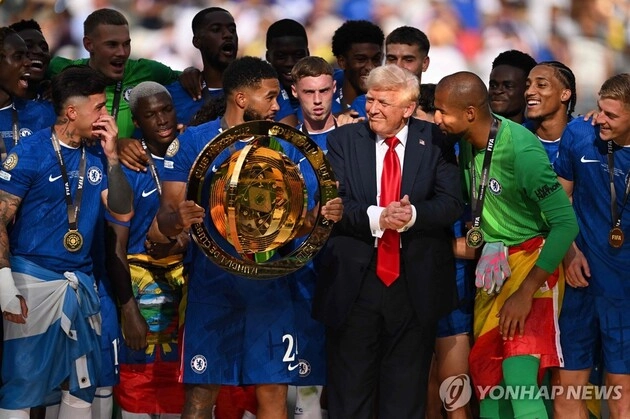 “트로피 세리머니 중앙 트럼프”…첼시, PSG 꺾고 FIFA 클럽월드컵 우승 / 연합뉴스