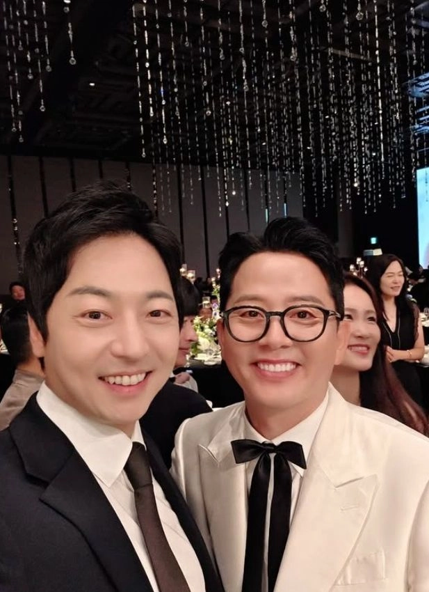 “김준호·김지민 결혼식장 물들였다”…이성배, ‘연예계 대통합’ 순간→1200명 하객 몰려