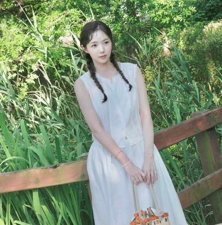 “채수빈, 청순미 담은 양갈래와 원피스”→카메라 앞 새 얼굴