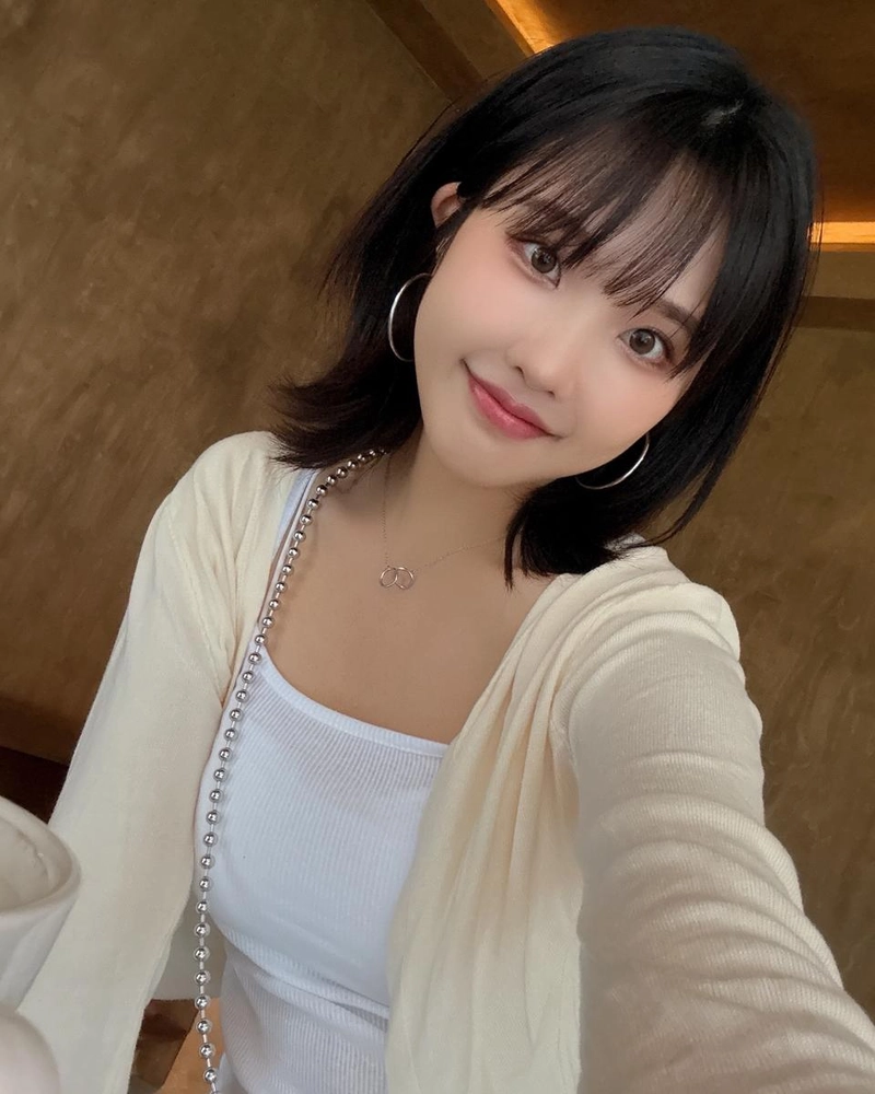 “호롭”…류민희, 한낮 햇살 속 단정함→청초한 미소 / 가수 류민희 인스타그램