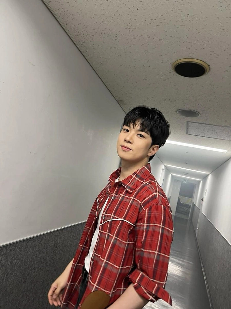 “FNC BAND KINGDOM의 순간”…유회승, 여름 무대 앞 설렘→붉은 셔츠로 시선 압도 / 엔플라잉 유회승 인스타그램