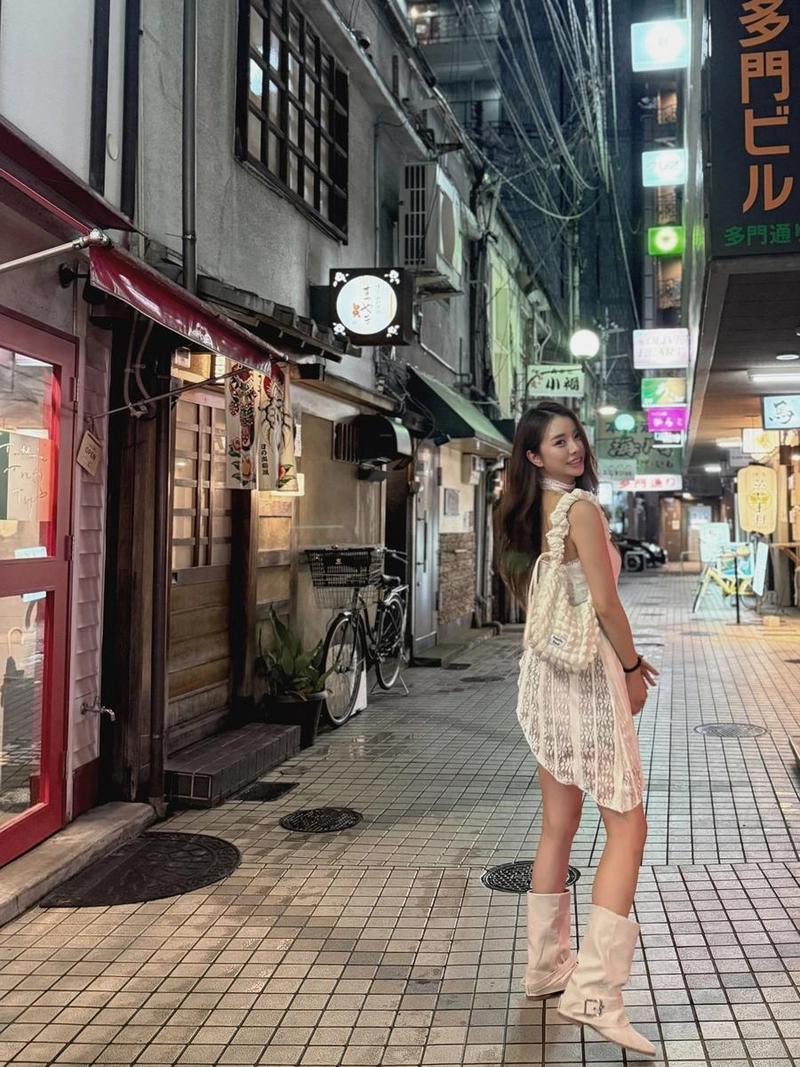“밤거리의 여운을 걷는다”…설하윤, 여름밤 감성→도심 산책 미소 / 가수 설하윤 인스타그램