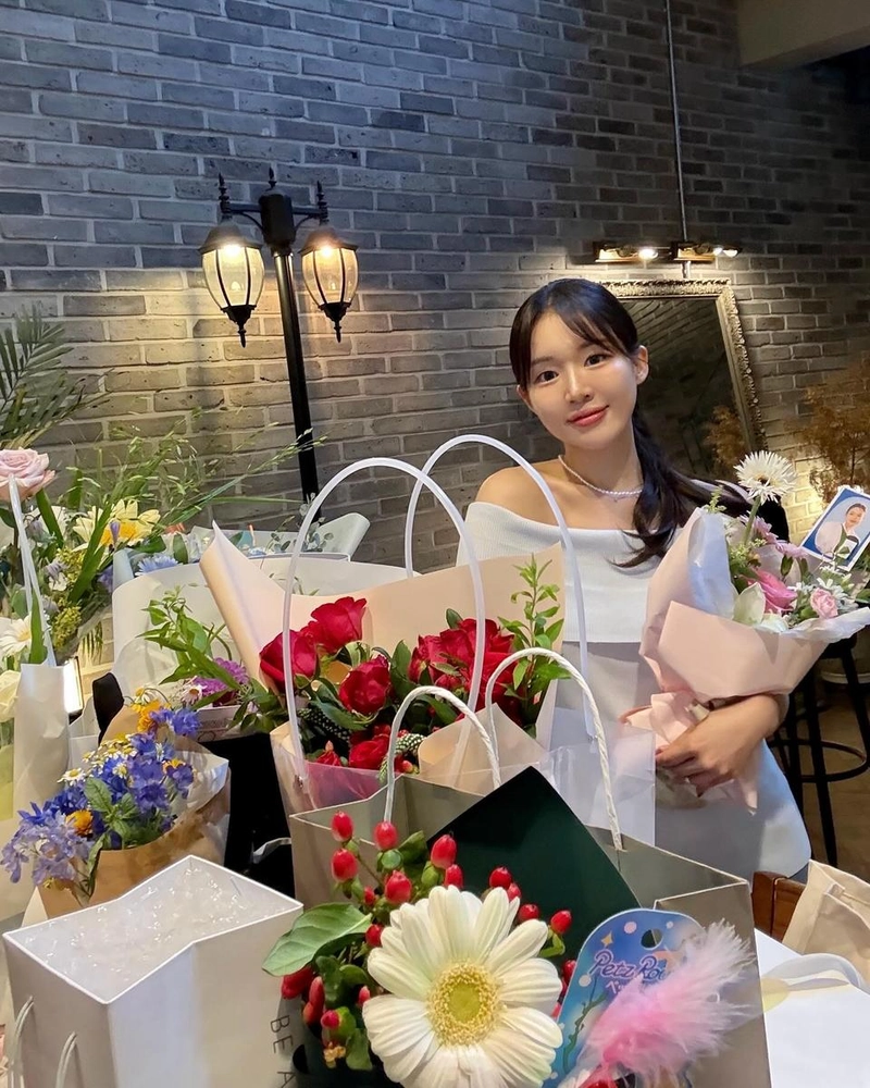 “충분히 숙고하는 삶”…김진아, 환한 미소 속 여름→꽃길 감성 담은 순간 / 너의 연애 출연자 김진아 인스타그램
