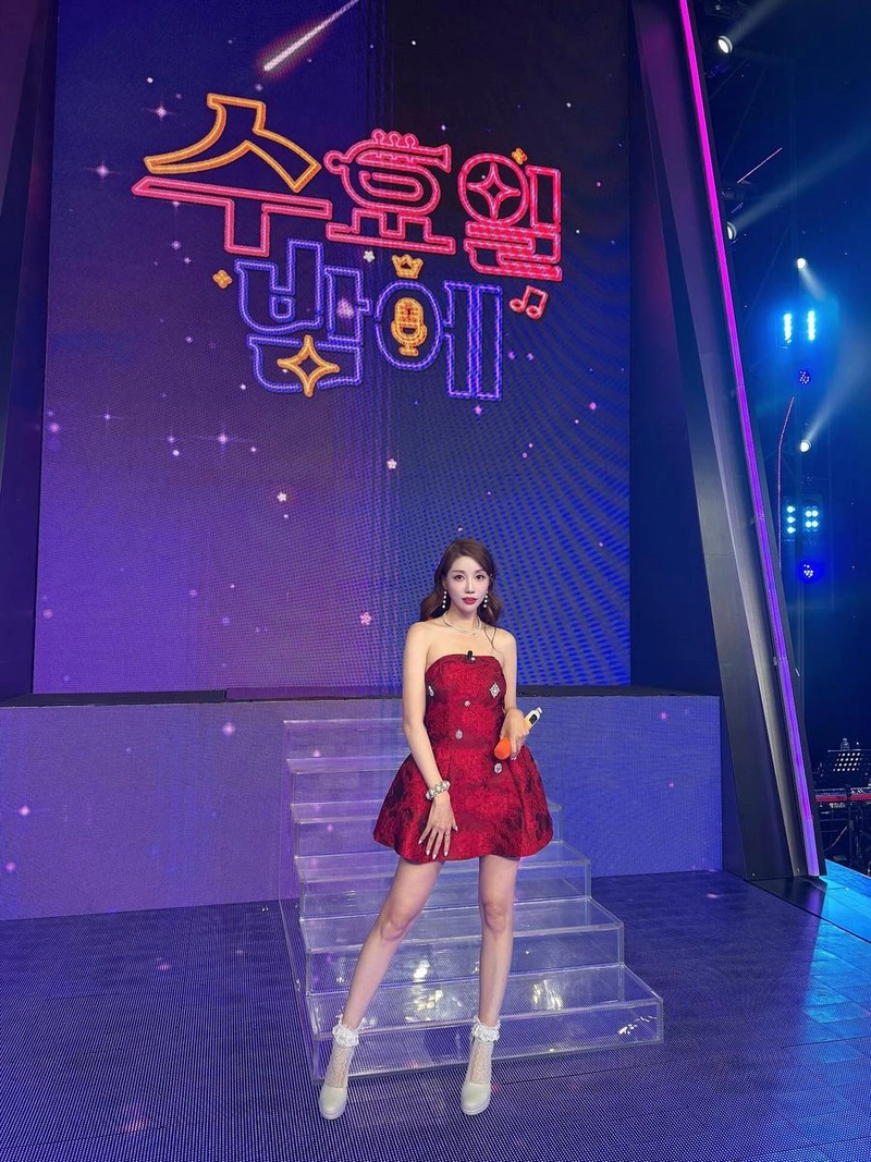 “오랜만에 친정 나들이”…두리, 반짝이는 무대→여름밤의 설렘 가득 / 가수 두리 인스타그램