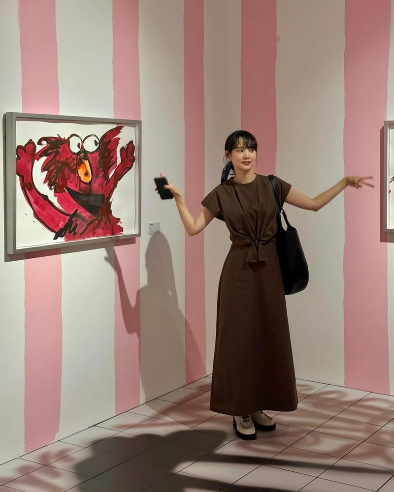 “너무 좋았던 순간”…윤승아, 그림 앞에서 여름의 여운→잔잔한 감성 소환 / 배우 윤승아 인스타그램