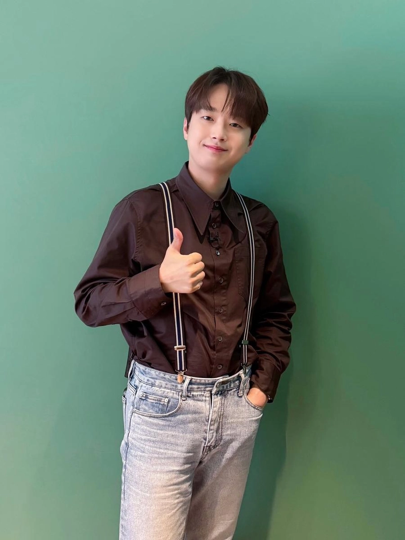 “월요일의 비타민이 될게요”…이찬원, 청량한 미소→에너지 충전 인증 / 가수 이찬원 인스타그램