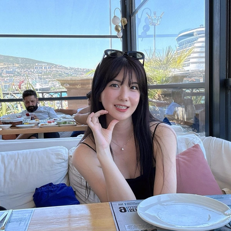 “역시 지중해가 제일 예쁘다”…김서연, 푸른 여름빛 속 미소→여행 감성 폭발 / 너의 연애 출연자 김서연 인스타그램