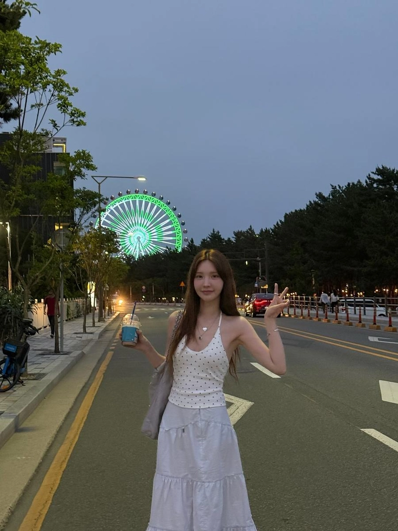 “저녁 공원길에 피어난 여름”…수스, 푸른 바람 따라→빛나는 순간 / 가수, 유튜버 수스 인스타그램