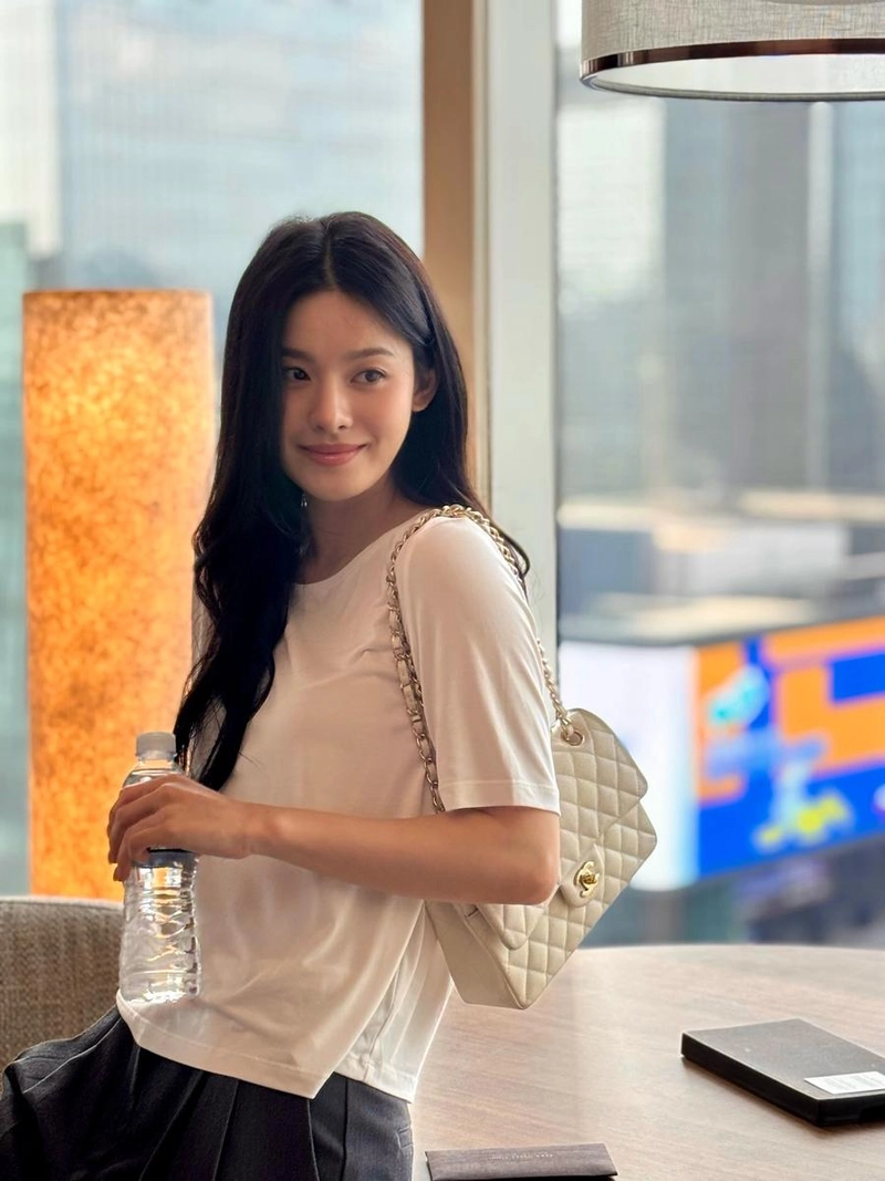 “유리창 너머로 번진 여름”…주하늘, 도시의 온기→청량한 휴식 / 하트페어링 출연자 모델 주하늘 인스타그램