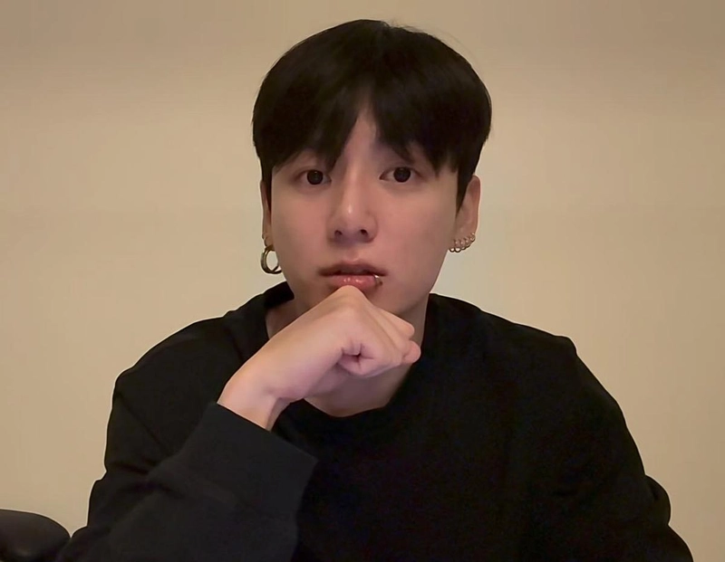 “1090만 모은 역대급 감동”…방탄소년단 정국, ‘보고 싶었네 많이’ 라이브 방송→글로벌 팬 심장 흔들었다