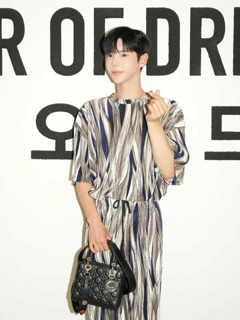“정적인 분위기 속 설렘”…현우, 클래식과 현대적 감성→여름 전시회 압도 / 배우 현우 인스타그램