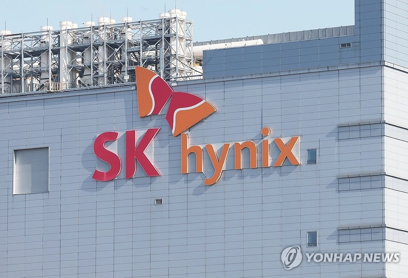 ‘SK하이닉스’ 14년 만에 최고가 경신 후 0.50% 하락…‘삼성전자’ 1.92% 상승 마감