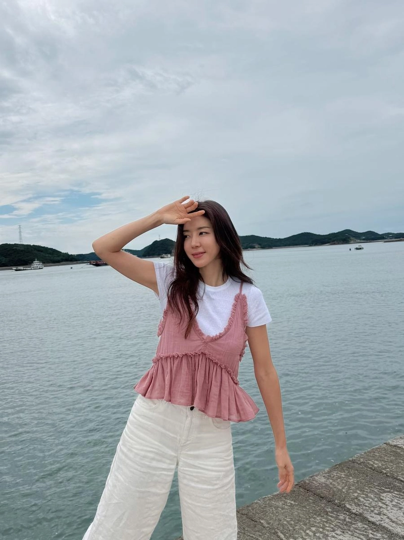 “여름 바다를 닮은 미소”…박한별, 청량한 순간→여유 가득한 해변 산책 / 배우 박한별 인스타그램